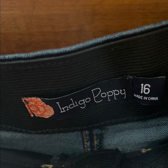 Stylish Jeans with Button Details - Picture 2 of 3